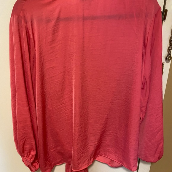 Vince Camuto v neck tie front blouse. 3/4 length sleeve - Picture 6 of 7